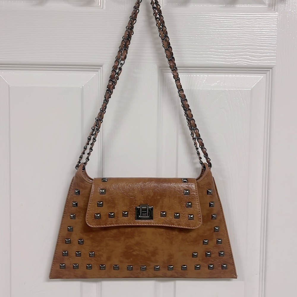 Chain shoulder tan rivet PU leather handbag.
